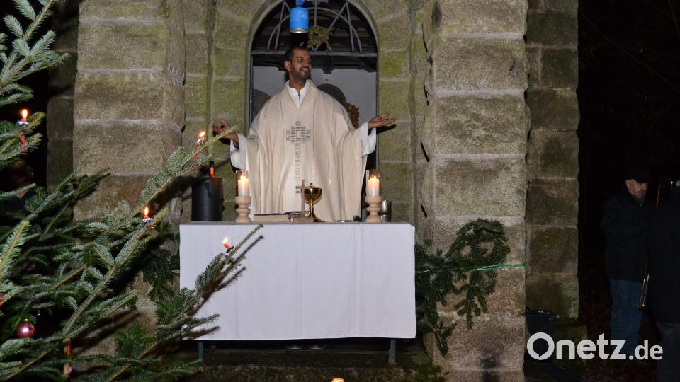 Pater Mejo Jose an der Kapelle an der "Heiligen Staude". Bild: hcz