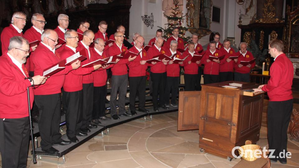 Der Männergesangverein 1865 Waldsassen zog beim Weihnacntskonzert alle Register seines Könnens. Dirigiert wurde er von Kirchenmusikdirektor Andreas Sagstetter (rechts). Bild: kro