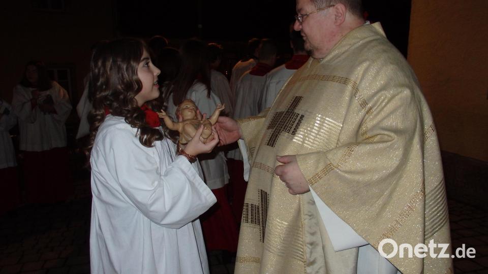 Eine besondere Aufgabe: Maria darf das Christkind zum Altar tragen. Bild: wrt