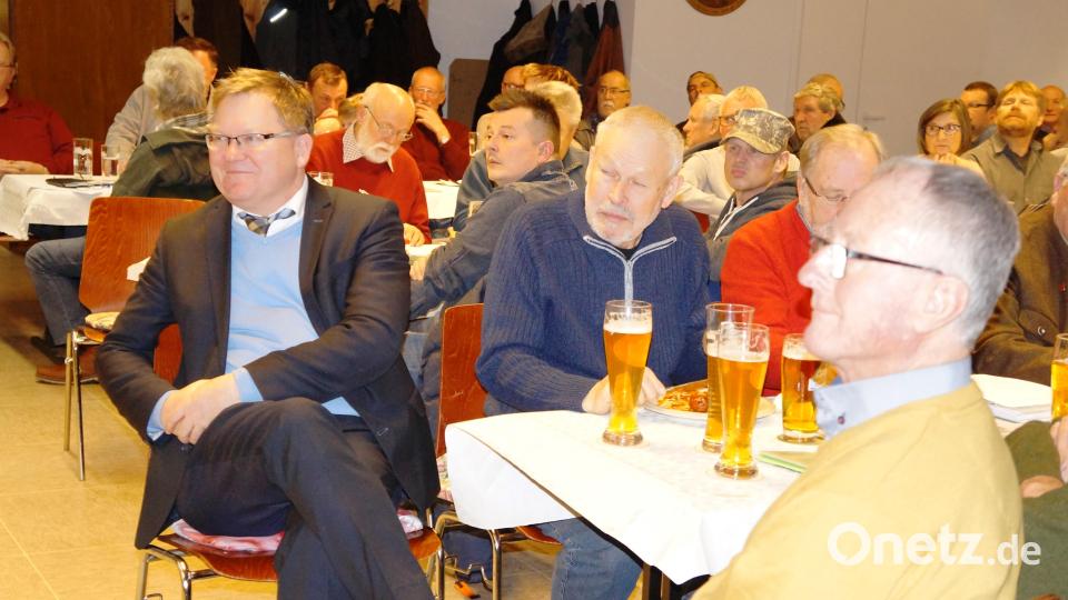 Oberbürgermeister Michael Cerny Links) lobte den Einsatz des Fischereivereins
für Natur und Umwelt. Bild: oe