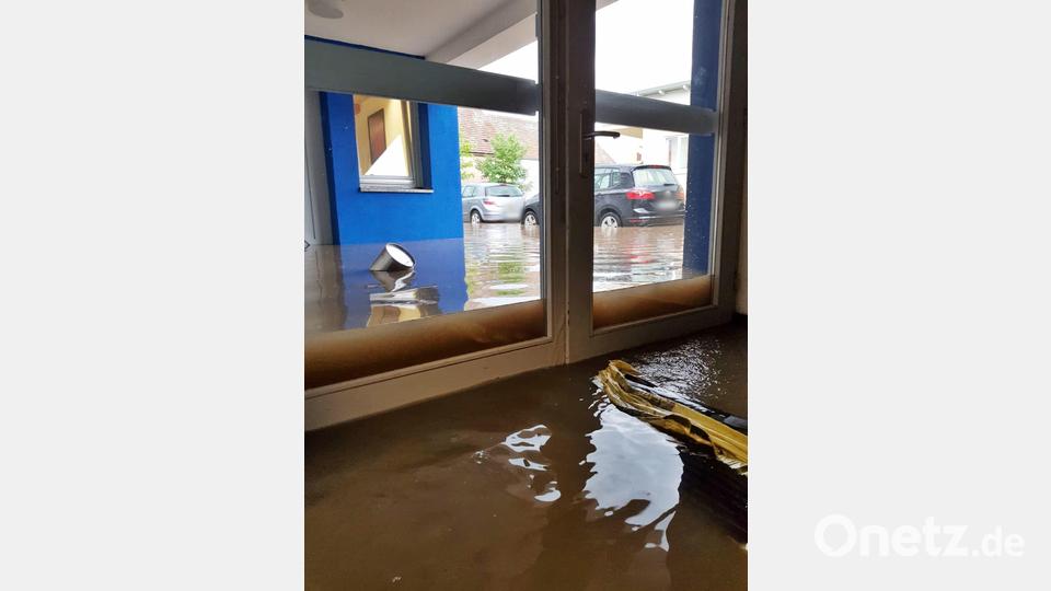 Die Raiffeisenbank in Pressath steht unter Wasser. Gewaltige Gewitter gehören auch zum Wetter-Mix 2018. Bild: jma