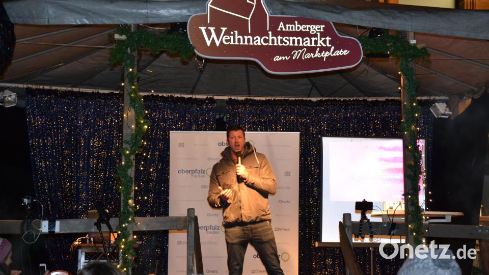 Karaoke am Weihnachtsmarkt begeistert Sänger und Zuhörer in Amberg und ist Kult. Bild: Enrico Hanf