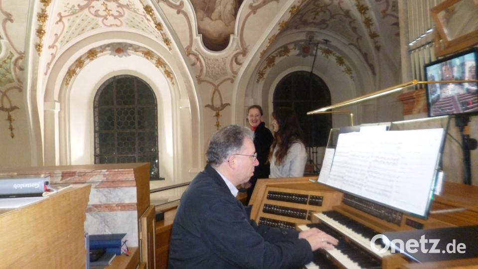 Harald Bäumler ist an der Orgel voll in seinem Element. Bild: kwl