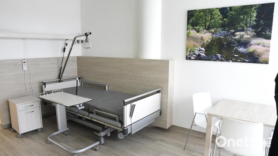 Zweckmäßig, aber hell und freundlich sind die neuen Zimmer. Sie liegen ebenerdig und haben alle einen Zugang zum Garten. Bild: Petra Hartl