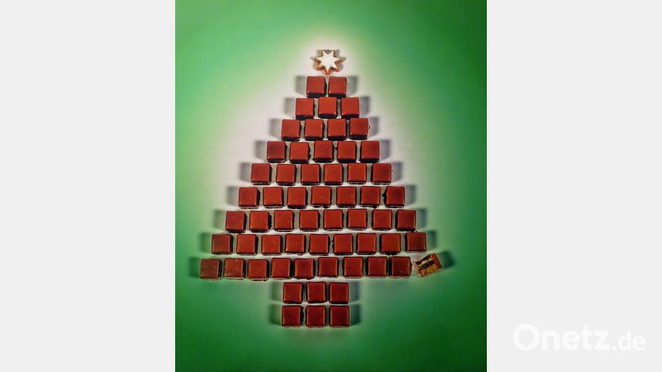 Vom Titel der Ausstellung inspirieren lassen hat sich Jürgen Klein mit seinem witzigen Dominostein-Christbaum, der rechts unten ein wenig angebissen scheint. Bild: ubb