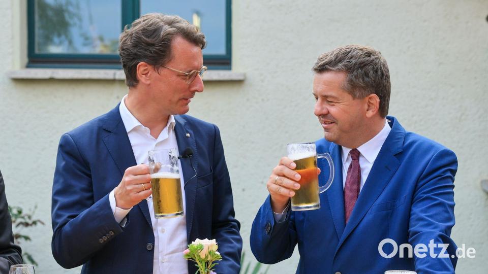 NRW-Ministerpräsident Hendrik Wüst (l) unterstützte seinen CDU-Kollegen Sven Schulze im Wahlkampf in Sachsen-Anhalt - nach der Niederlage fordert er nun eine Bund-Länder-Arbeitsgruppe zum verfassungsrechtlichen Umgang mit der AfD und möglichen Folgen. (Archivbild) Bild: Jan Woitas/dpa