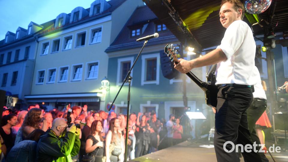 Tobias Wessely (36 Jahre aus Amberg) sorgt nicht nur bei den Funky Blues Rabbits (wie hier) für den guten Gitarrensound. Auch bei der Antenne Bayern WM Hymne war er beteiligt. Bild: brü