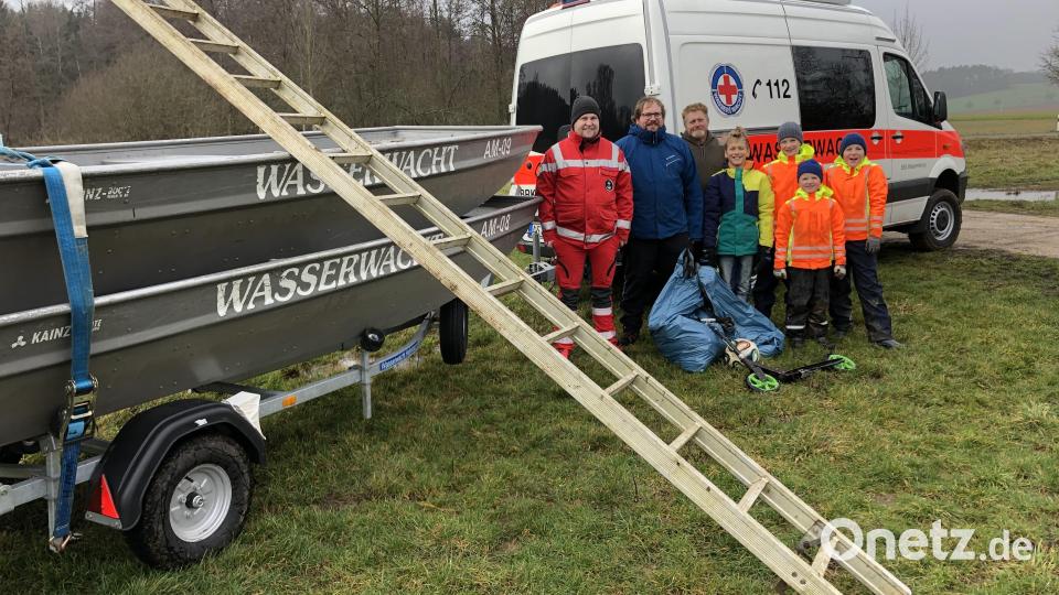 Die Wasserwacht setzt ihre Boote ein, um die Strecke des 40. Wintervilsschwimmens von Unrat zu reinigen, so dass die Teilnehmer sie ohne Behinderung absolvieren können. Bild: ibj