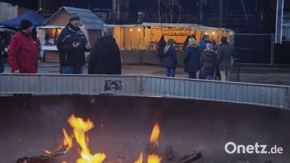 Die Feuerschale vor der Hochofenkulisse ist zum Wahrzeichen des Marktes geworden. Bild: ge