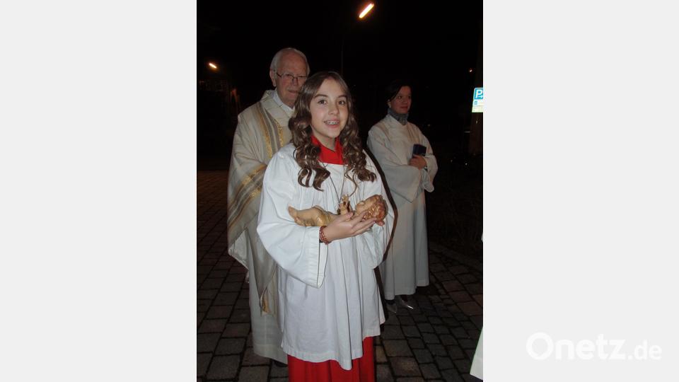 Maria darf das Christkind tragen. Bild: wrt