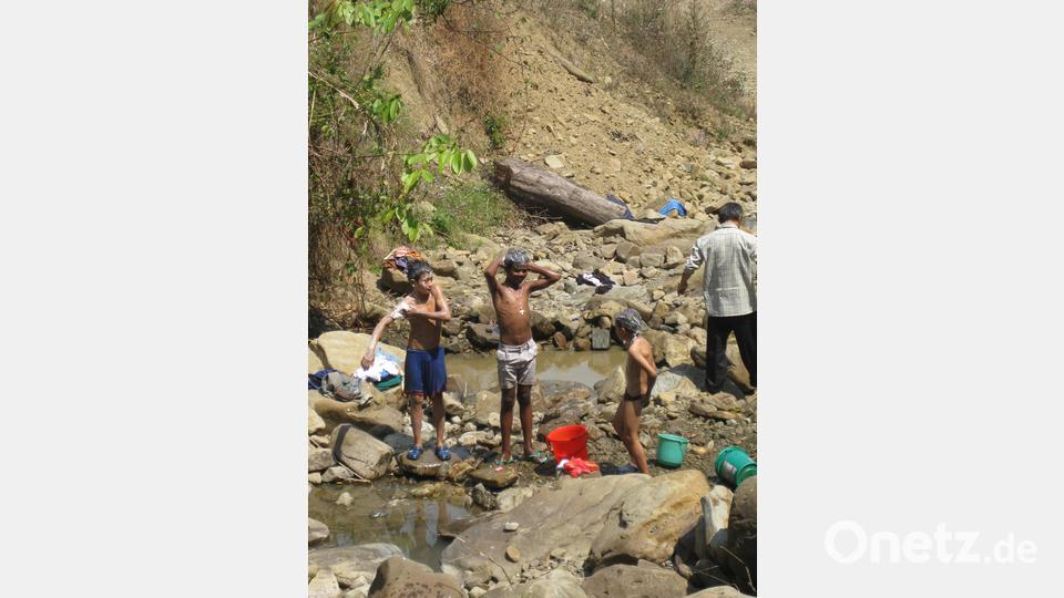 Vor der Installation einer Warmwasser-Solaranlage waren derartige Wasserstellen die einzige Waschmöglichkeit für die Schüler. Auch heute noch bleibt dies für viele Kinder die einzige Wahl. Bild: exb: Rinderer
