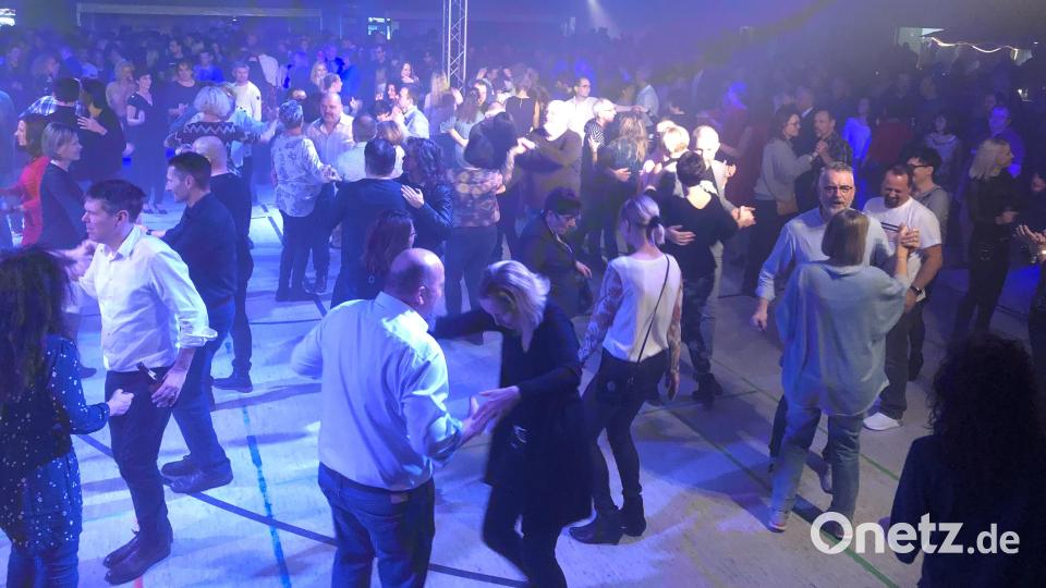 Volle Tanzfläche auf Höllriegl's Weihnachtsparty. Bild: Kunz