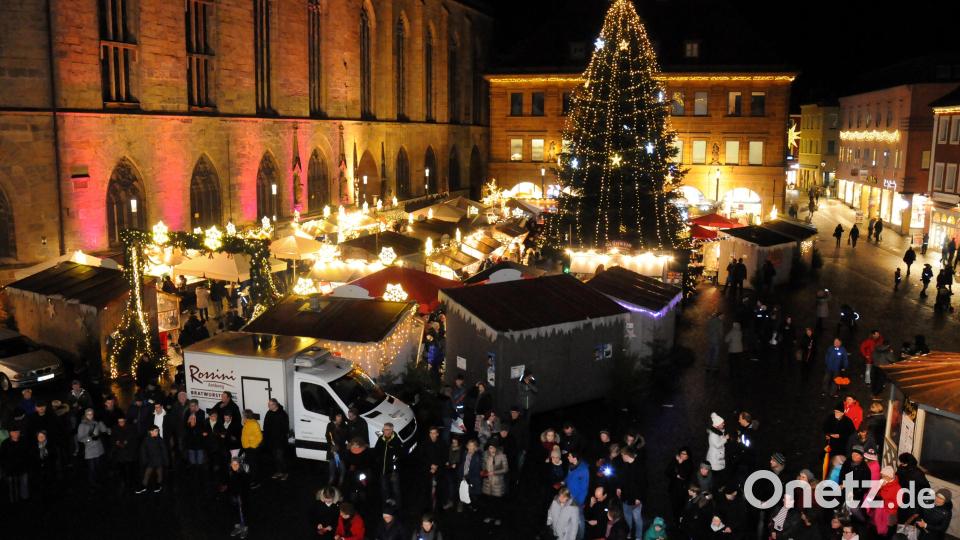 Kurzzeitig war außerhalb des Weihnachtsmarktes mehr los als drinnen zwischen den Buden. Bild: Stephan Huber
