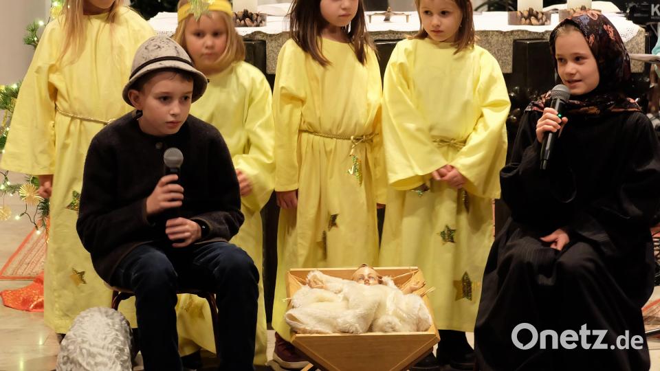 Josef (Max Kühner-Ferré und Maria (Eva-Sophia Würschinger, gehören schon zu den "alten Hasen" bei den Krippenspielaufführungen. Bild: wlr