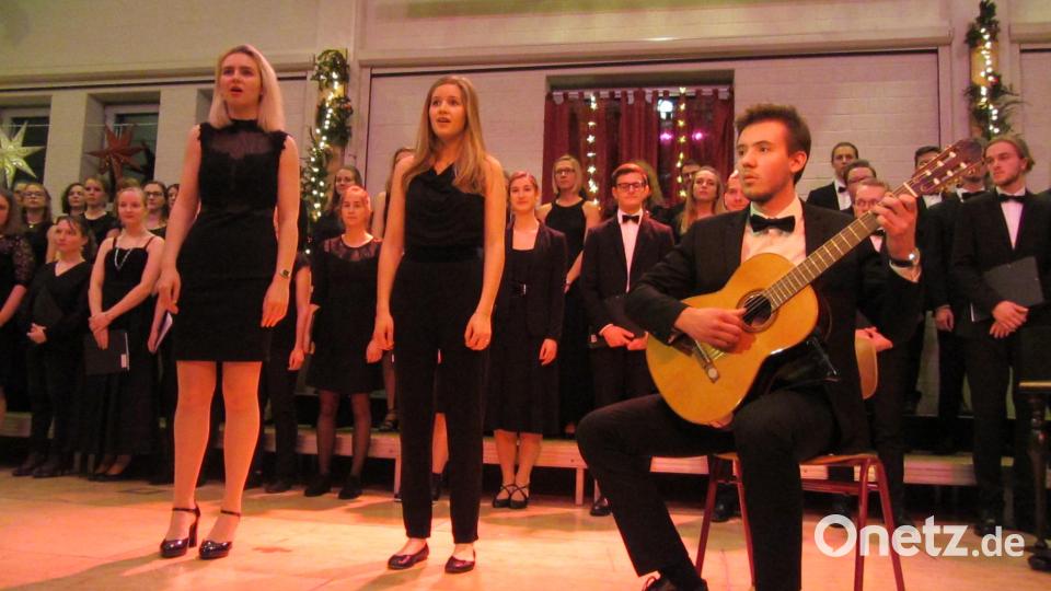 200 Jahre "Stille Nacht": Zum Jubiläum präsentieren die Sopranistinnen Stefanie Fischer und Apollonia Schmidt mit Gitarrist Jonas Meier (vorne, von links) die berührend puristische Originalfassung. Bild: Anke Schäfer