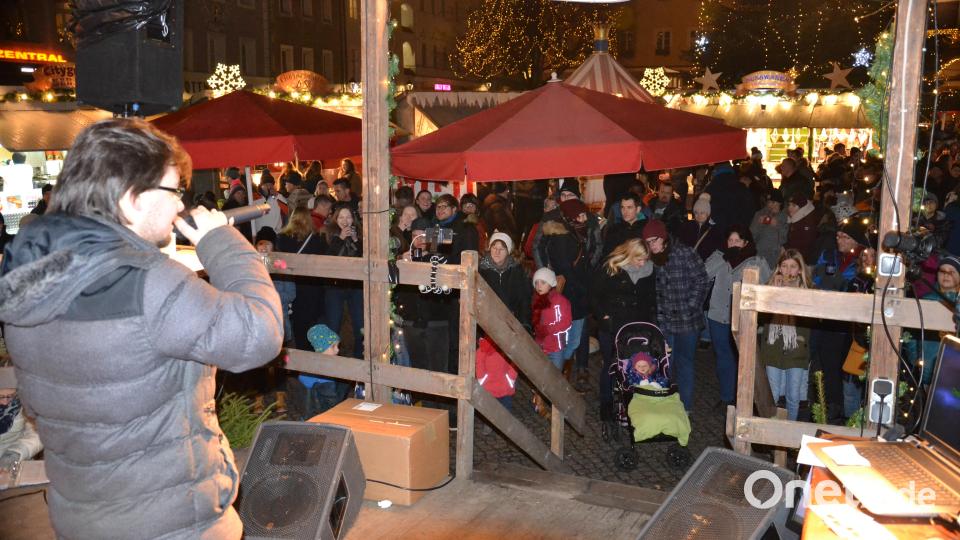 Karaoke am Weihnachtsmarkt begeistert Sänger und Zuhörer in Amberg und ist Kult. Bild: Enrico Hanf