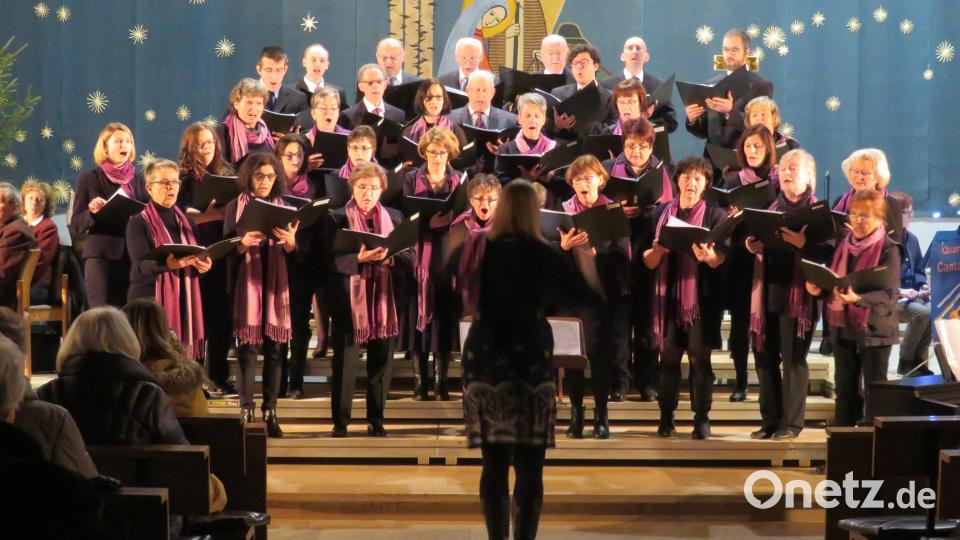 Weihnachtliche Klänge in der Pfarrkirche: Der gemischte Chor stimmt auf den bevorstehenden Heiligen Abend ein. Bild: adj