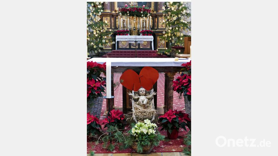 Ein rotes Herz als Symbol der Liebe wurde aus mehreren Einzelteilen zusammengesetzt und am Altar befestigt. Bild: wbe