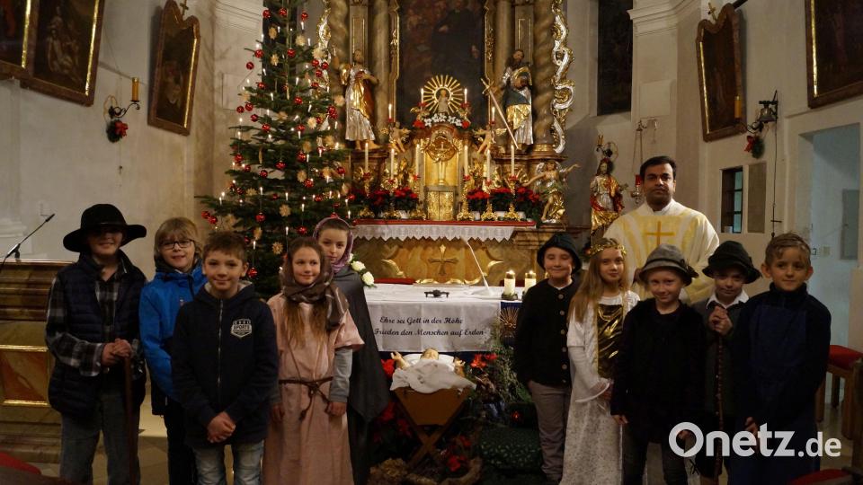 Die Kommunionkinder spielen die Weihnachtsgeschichte nach. Bild: soj