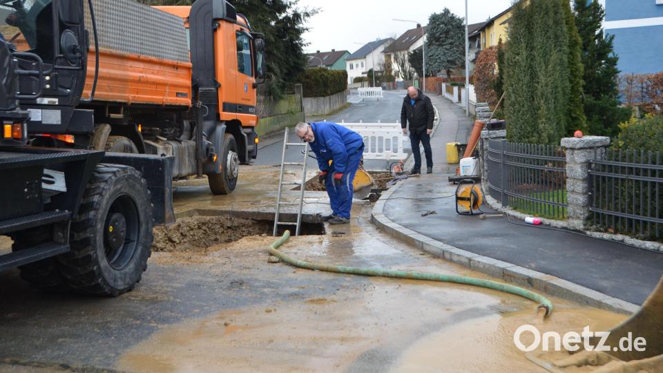 Eine ungeplante Riesenbaustelle! Ausgerechnet ein großer Wasserrohrbruch beschäftigt die Bauhofmitarbeiter am ersten freien Tag vor dem Weihnachtsfest. Eine schöne Bescherung. Die Anwohner am Finkenweg waren einen Vormittag lang ohne Wasserversorgung. Bild: dob