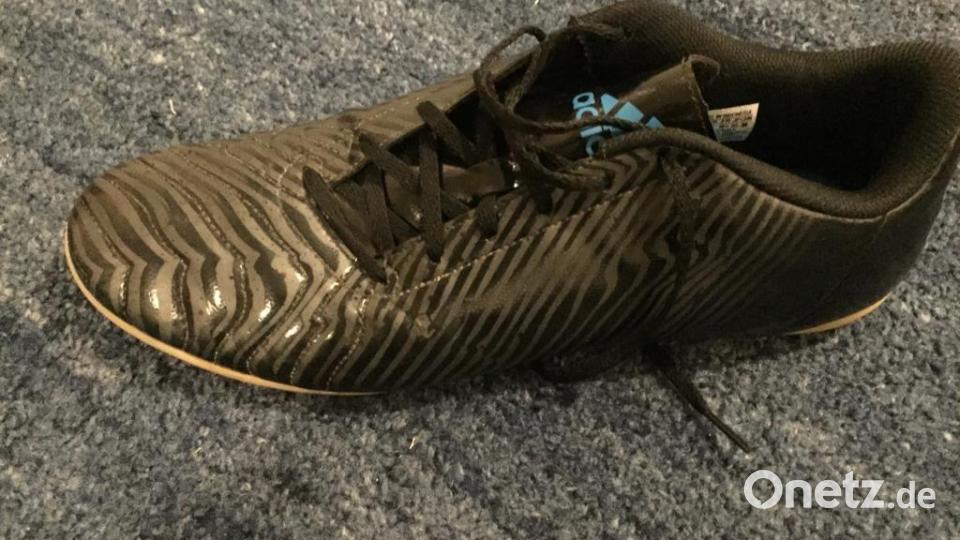 Das ist ein Hallenfußballschuh, ideal für die Sportart, aber für die Fußball-Zwillinge leider zu klein. Leon quetscht sich trotzdem in das zwei Nummern zu kleine Modell. In Größe 50 ist es nicht verfügbar. Bild: exb