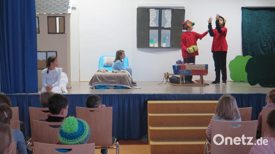 Mary hilft den beiden Wichteln, den Schlitten mit den Geschenken zu reparieren. Bild: jzk