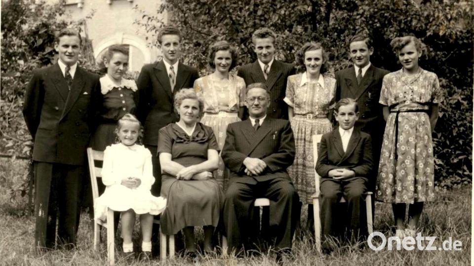 Josef Lehner mit seiner Frau Paula und seinen zehn Kindern. Sitzend von links: Liesbeth (geboren 1942 ), Mutter Paula, Josef Lehner, Alfons (1939). Stehend von links: Hans (1927 ), Emmi, Fred (1932 ), Lotte ( 125 ) Ludwig (1933 ), Hermine, Lothar und Rosa (1936 ). Bild: le