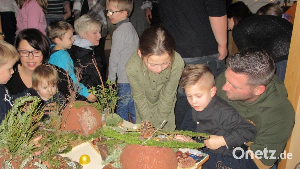 Bei einer Ausstellung zeigen die Kinder ihren Eltern voller Stolz die selbst gebastelten Krippen. Bild: si