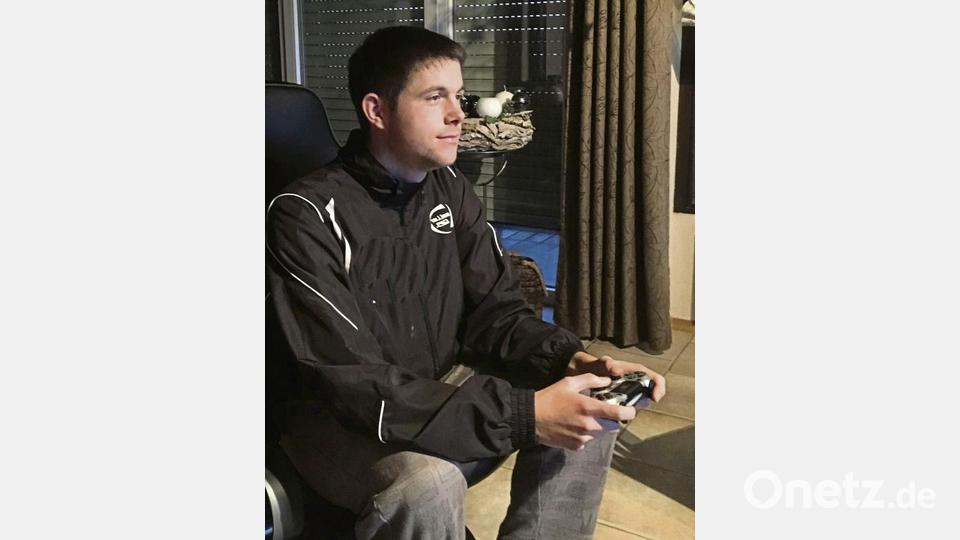 Nico Krebs freut sich schon auf die Weihnachtszeit, denn da hat er mehr Zeit, um sich mit anderen in Fifa 19 zu messen. Bild: exb