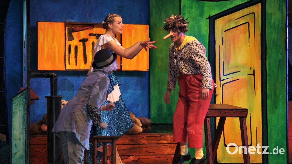 Zauberei: Die blaue Fee haucht der Marionette etwas Leben in das Pinienholz. Bild: Dagmar Williamson [dwi]