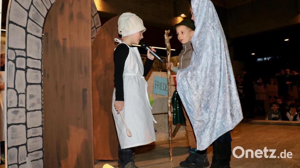 Josef, Maria und die Wirte sowie alle anderen Kinder identifizierten sich mit ihren jeweiligen Rollen sehr gut und konnten so Herbergssuche und die Geburt Christi überzeugenden darstellen. Bild: ads
