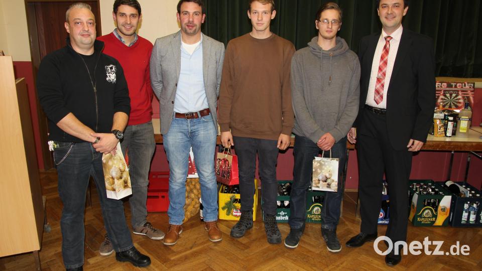 Geschenke gab es für diejenigen, die am häufigsten bei Einsätzen oder Übungen dabei waren. Bild: ral