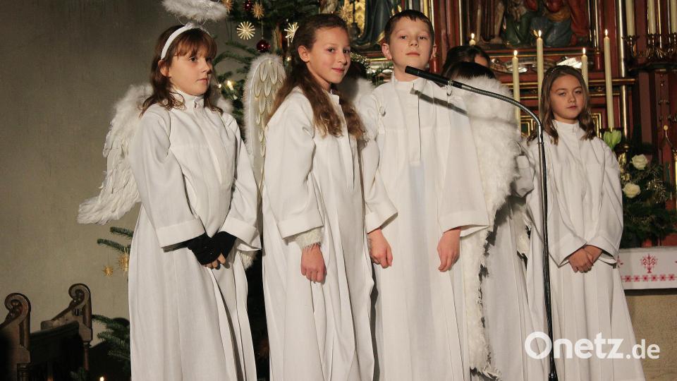 Beim Krippenspiel der Kinder erscheint dem Hirtenjungen Benjamin in einem Traum ein Engel, der ihn bei der Hand nimmt und ihn nach Nazareth und Bethlehem führt. Bild: bph