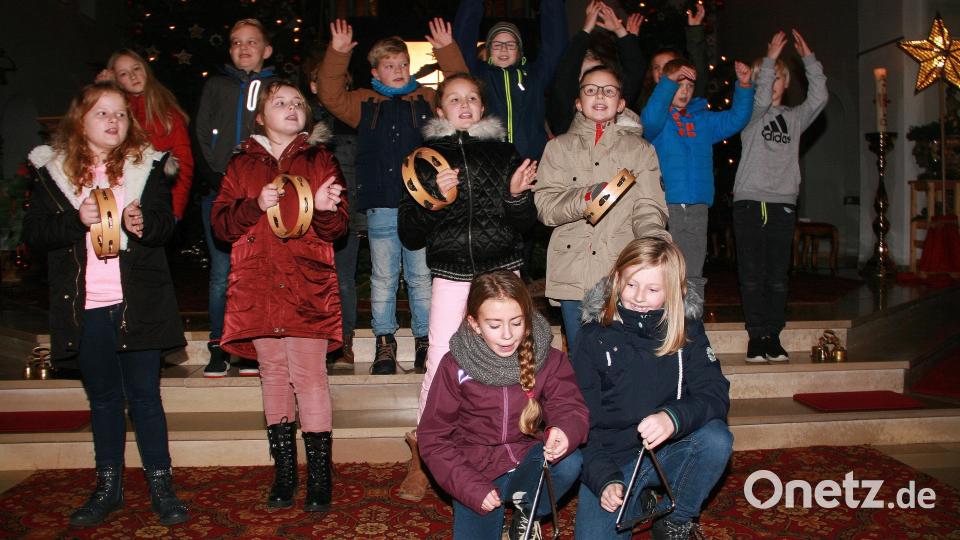 Vor und hinter der Bühne: Hauptakteure waren die Buben und Mädchen des Kinderliturgiekreises. Bild: wro
