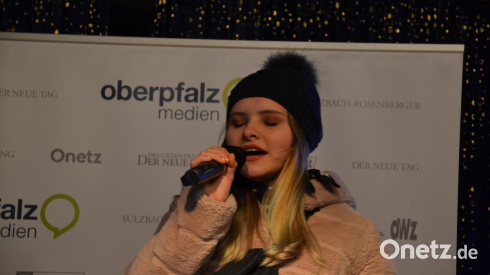 Karaoke am Weihnachtsmarkt begeistert Sänger und Zuhörer in Amberg und ist Kult. Bild: Enrico Hanf