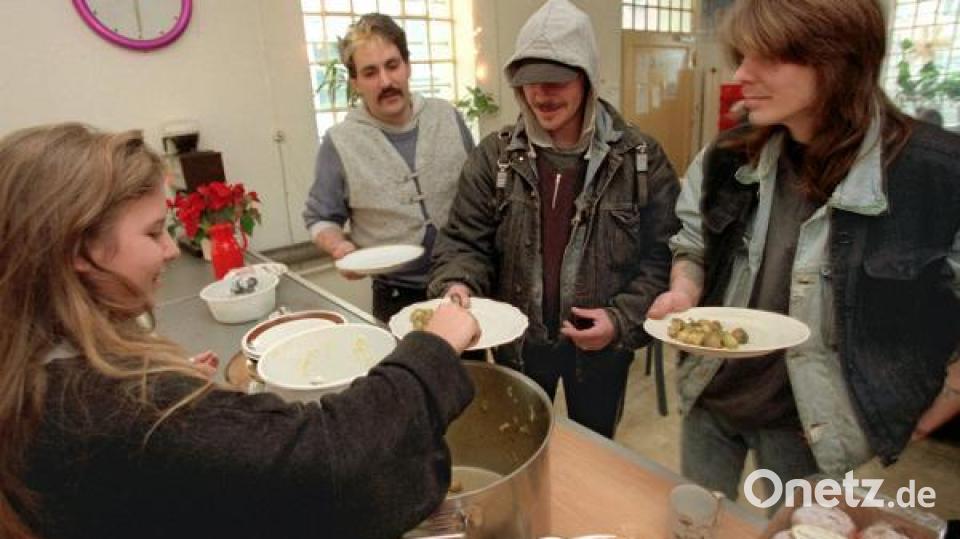 In der Tagesaufenthaltsstätte "Subway" schenkt Inga den Wohnungslosen Jens, Tom und Jerry (von links) eine warme Mahlzeit aus. Die Arbeitsmarktreform Hartz IV hat bei Kleiderkammern und den so genannten Tafeln in vielen Städten zu einem deutlich stärkeren Zulauf geführt. Vor allem Jugendliche, Rentner und allein erziehende Mütter kommen vermehrt in die sozialen Einrichtungen. Bild: Markus Beck/dpa