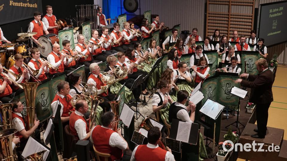 Knapp 60 Musiker spielten für die zahlreichen Zuhörer im Saal. Mit dem großen Jubiläumskonzert endeten die Feierlichkeiten zum 50-jährigen Bestehen der Jugendblaskapelle. Bild: nib
