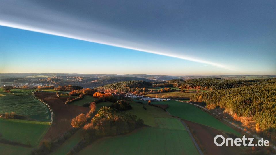 Ein außergewöhnliches Wetterphänomen zieht die Amberger und Amberg-Sulzbacher an Allerheiligen in seinen Bann: Stundenlang zeigt sich am Himmel eine Wolkenkante – wie mit dem Lineal gezogen. Bild: Michael Kapitza