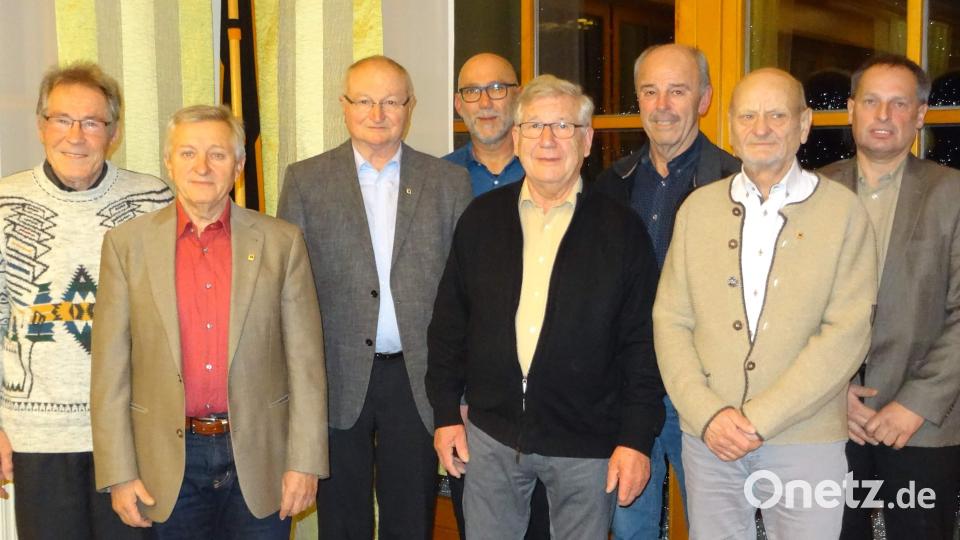 Die Kolpingsfamilie Hirschau ehrt langjährige Mitglieder (von links): Rudolf Kederer, Anton Bauer, Eduard Neydert, Vorsitzender Siegfried Schorner, Bernhard Epp, Wolfgang Weih, Gerhard Tonn und stellvertretender Vorsitzender Lothar Meier. Bild: u