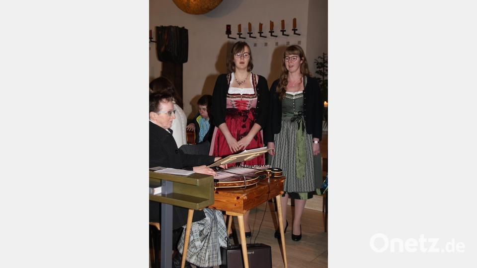 Die Stauber-Moila in Unterstützung durch Rita Butz an der Zither bereicherten mit ihrem zweistimmigen Gesnag das Adventskonzert in Gebenbach. Bild: ads