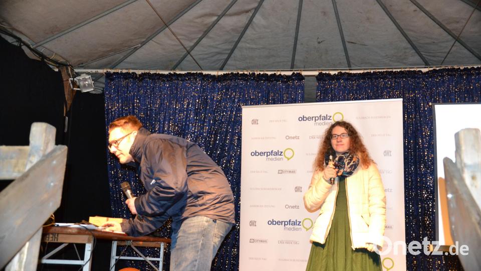 Karaoke am Weihnachtsmarkt begeistert Sänger und Zuhörer in Amberg und ist Kult. Bild: Enrico Hanf