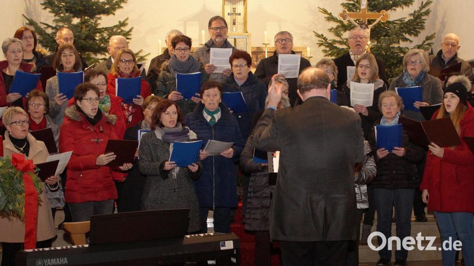 Die Kirchenchöre Stulln und Schwarzenfeld unter der Leitung von Dekanatsmusiker Michael Koch (am Pult) setzten mit „Machet die Tore weit“ einen grandiosen Schlusspunkt zum Adventsingen der Pfarreiengemeinschaft in der St. – Barbara – Kirche Stulln. Bild: ohr