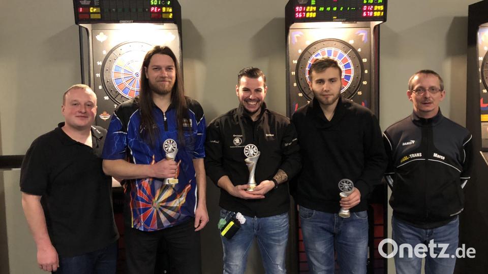Die SCA-Organisatoren Thomas Fritsch (links) und Marco Wengert (rechts) gratulierten den besten Dartern: Zweitplatzierten Markus Meier, Sieger „Breze“ Daniel Harguth und Drittem Daniel Karl (mit Pokalen von links) Bild: ga