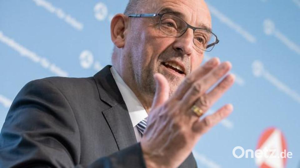 Detlef Scheele, Vorstandsvorsitzender der Bundesagentur für Arbeit (BA), spricht in der BA-Zentrale während einer Pressekonferenz gegen den völligen Wegfall von Hartz-IV-Sanktionen aus. Bild: Daniel Karmann/dpa