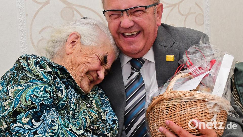 Freudenfest: Im August feiert die Ambergerin Katharina Schlee ihren 90. Geburtstag. Bürgermeister Martin Preuß gratuliert. Bild: Hartl
