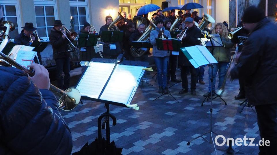 Der evangelische Posaunenchor stimmt die zahlreichen Besucher auf dem Rathausplatz auf die stille Nacht ein. Bild: fam