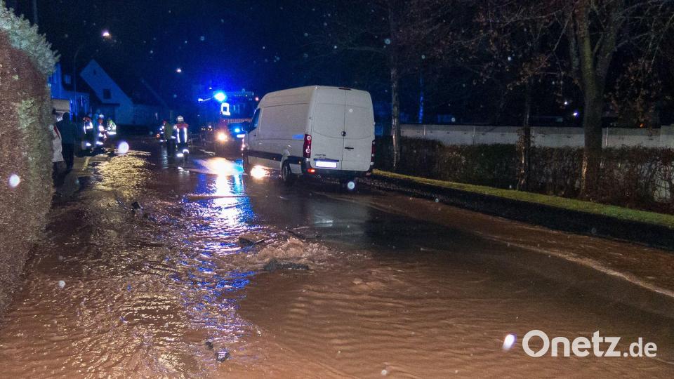 Wasserrohrbruch in der Schönbrunner Straße in Hirschau. Bild: Feuerwehr Hirschau