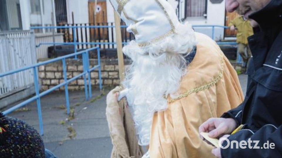 Vom Nikolaus und MHT-Geschäftsführer Wolfgang Eichenseer gibt es am Eingang zur Plaza Süßigkeiten und Weihnachtsglückslose für die Kinder. Bild: ge