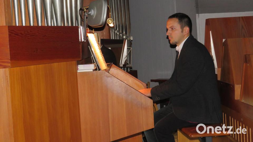 Tobias Rupprecht begleitet die Sänger an der Orgel. Bild: adj