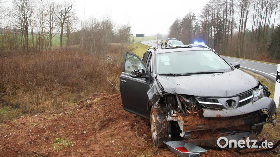 Der Toyota des 29-Jährigen ist nach dem Unfall völlig zerstört. Bild: jma
